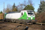 193 814-1 mit dem Holzzug von Rostock-Bramow nach Stendal-Niedergörne bei der Ausfahrt am 07.01.2018 in Rostock-Bramow.