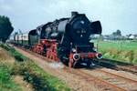 Am 5 September 2000 treft 52 8139 mit ein Dampfpendelzug in Beekbergen ein.