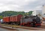 Die 99 1790-7  der Weißeritztalbahn, ex DB 099 754-4, ex DR 099 754-4, ex DR 99 790, mit auf schmalspur Rollwagen verladenen normalspur gedeckte Güterwagen, abgestellt bzw.