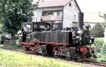 Das chsle 99 633 rangiert in Ochsenhausen am 29.06.1985. Nach langer Standzeit und aufwendiger Restaurierung wird am Samstag den 25. April 2015 die Lok wieder in Betrieb genommen.