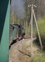 BR 99 Spurweite 750 mm/796149/99-1762-6-fahrt-durch-das-loessnitztal 99 1762-6 Fahrt durch das Lnitztal am 12.04.2016. Hufig stehen noch die Fernmeldemasten, jedoch bereits ohne Drhte.