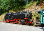 Die 99 1771-7 der Weißeritztalbahn / SDG Sächsische Dampfeisenbahngesellschaft mbH, ex (DB) DR 099 736-1, ex DR 99 771, am 26 August 2013 mit ihrem Personenzug im Bahnhof Seifersdorf. 

Die 750mm DR Neubaulok der Baureihe 99.77–79 (sächsische VII K Neubau) wurde 1952 unter der Fabriknummer 32010 bei VEB Lokomotivbau Karl Marx in Babelsberg (vormals O&K) gebaut.
Neben der Baureihe 99.73–76 (sächsische VII K Altbau) gehören diese Lokomotiven mit 600 PS (441 KW)Leistung zu den Leistungsstärksten Loks der Spurweite 750 mm.

Technische Merkmale:
Entsprechend den damals modernen Baugrundsätzen sind die Lokomotiven komplette Schweißkonstruktionen. Äußerlich auffällige Unterschiede zur Vorgängerbaureihe 99.73-76 sind der fehlende Vorwärmer mit Kolbenspeisepumpe und die den Führerstand vollständig abschließenden hohen Türen.
Im Unterschied zum Barrenrahmen der 99.73–76 erhielten die Maschinen einen 30 mm starken Blechrahmen, wie er sich schon bei der Baureihe 52 bewährt hatte.

Wie auch bei der Einheitslok ist die dritte Kuppelachse Treibachse und die Laufachsen werden in Bisselgestellen mit ± 120 mm Seitenverschiebbarkeit geführt.  Die erste, dritte und fünfte Kuppelachse sind fest im Rahmen gelagert, die zweite und vierte sind ± 24 mm seitenverschiebbar und die Treibachse ist spurkranzlos. Daraus ergibt sich ein fester Achsstand von 4000 mm.

Die Fahrzeuge führen 5,8 m³ Wasser und 3,6 Tonnen Kohle mit. Unterschiedlich sind die Lichtmaschinen. Die Maschinen auf Rügen sind mit Einheitsturbogeneratoren mit 0,5 kW Leistung ausgerüstet. In Sachsen, wo die gesamte Energie für den Wagenzug von der Lok erzeugt wird, werden deutlich größere Lichtmaschinen mit einer Leistung von 10 kW verwendet.

Technische Daten:
Bauart:  1’E1’ h2t
Gattung:  K 57.9
Spurweite:  750 mm
Länge über Kupplung:  11.300 mm
Länge:  10.000 mm
Höhe:  3.550 mm
Fester Radstand:  4.000 mm
Gesamtradstand:  7.600 mm
Kleinster bef. Halbmesser:  50 m
Leermasse:  41,5 t
Dienstmasse:  55,0 t
Reibungsmasse:  45,0 t
Radsatzfahrmasse:  9,0 t
Höchstgeschwindigkeit:  30 km/h
Indizierte Leistung:  441 kW (600 PS)
Treibraddurchmesser:  800 mm
Laufraddurchmesser:  550 mm
Steuerungsart:  Heusinger
Zylinderanzahl:  2
Zylinderdurchmesser:  450 mm
Kolbenhub:  400 mm
Kesselüberdruck:  14 bar
Anzahl der Heizrohre:  92
Anzahl der Rauchrohre:  28
Heizrohrlänge:  3200 mm
Rostfläche:  2,57 m²
Strahlungsheizfläche:  8,50 m²
Rohrheizfläche:  68,40 m²
Überhitzerfläche:  28,80 m²
Verdampfungsheizfläche:  76,90 m²
Wasservorrat:  5,8 m²
Brennstoffvorrat:  3,6 t Kohle
Lokbremse:  Knorr-Druckluftbremse (ursprünglich saugluftgesteuert) mit Zusatzbremse
Zugbremse:  Hardy-Saugluftbremse, Körting-Saugluftbremse, Knorr-Druckluftbremse
Zugheizung:  Dampf
Kupplungstyp:  Scharfenbergkupplung, auf Rügen und bei der Trusebahn Ausgleichskupplung
