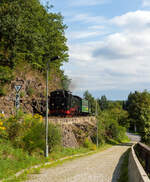 Die 99 1771-7 der Weißeritztalbahn / SDG Sächsische Dampfeisenbahngesellschaft mbH, ex (DB) DR 099 736-1, ex DR 99 771, eine sächsische VII K Neubau-Lok, erreicht am 26 August 2013 mit ihren Personenzug nun den Bahnhof Seifersdorf. 