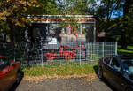 Die 600 mm Denkmal-Dampflokomotive vom Typ Henschel B70 in Habbelrather Stra�e 3 in Kerpen-Neubottenbroich, am 19 September 2026 aus einem Bus heraus gesehen und abgelichtet. 

Die 600 mm Feldbahn-Dampflokomotive Bn2t wurde 1949 von Henschel & Sohn ...