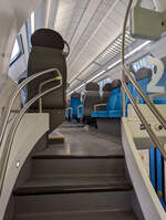 Innenraum des sechsteiligen Doppelstocktriebwagen Stadler KISS (160) - ET 610 (94 80 0445 010-2 D-WFB ff.) der WestfalenBahn, hier Blick von der Treppe ins Oberdeck.