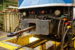 Detailbild einer sehr robusten Mittelpufferkupplung mit breiter Aufschlagfl�che an der m�chtige Tagebaulokomotive El 1 – 542 der RWE Power AG (ex Rheinbraun) hier am 18 September 2026 in der Hauptwerkstatt Grefrath der RWE Power AG (Kompetenzzentrum f�r Schienenfahrzeuge in Frechen-Grefrath). Diese Spezialkupplung ist notwendig, um den harten Belastungen beim Verschieben schwerer Abraum- und Kohlez�ge im rheinischen Braunkohlerevier standzuhalten. 

Das Foto entstand:
Im Rahmen von dem „Tag der Schiene“ wurden am Freitag den 18 September 2026 hier Werkstattf�hrungen angeboten. Die Teilnehmerzahl war pro Gruppe auf 15 Personen begrenzt. So kamen wir in den Genuss spannende Einblicke in das Tagesgesch�ft der modernen Instandhaltungstechnik und die vielf�ltigen Aufgaben der RWE Mitarbeiter zu bekommen. Im Zuge des Strukturwandels, wegen dem Kohleausstieg, �ffnet die RWE-Hauptwerkstatt Grefrath seine Tore f�r den externen Markt. Umfangreich modernisiert und ECM-Zertifiziert nach DVO EU 2019/779, f�r die Instandhaltung von G�terwagen, Lokomotiven, Triebz�gen sowie Bau-/Instandhaltungsfahrzeug. Heute werden schon einige externe Fahrzeuge dort instandgehalten, f�r diese galt es aber ein „Fotoverbot“ zu respektieren. 
Damit auf der Schiene alles l�uft…
…wird die Instandhaltung Bahn im Zuge des Strukturwandels zu einem wichtigen Zukunftsbereich der RWE Power AG