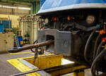 Detailbild einer sehr robusten Mittelpufferkupplung mit breiter Aufschlagfl�che an der m�chtige Tagebaulokomotive El 1 – 542 der RWE Power AG (ex Rheinbraun) hier am 18 September 2026 in der Hauptwerkstatt Grefrath der RWE Power AG (Kompetenzzentrum f�r Schienenfahrzeuge in Frechen-Grefrath). Diese Spezialkupplung ist notwendig, um den harten Belastungen beim Verschieben schwerer Abraum- und Kohlez�ge im rheinischen Braunkohlerevier standzuhalten. 

Das Foto entstand:
Im Rahmen von dem „Tag der Schiene“ wurden am Freitag den 18 September 2026 hier Werkstattf�hrungen angeboten. Die Teilnehmerzahl war pro Gruppe auf 15 Personen begrenzt. So kamen wir in den Genuss spannende Einblicke in das Tagesgesch�ft der modernen Instandhaltungstechnik und die vielf�ltigen Aufgaben der RWE Mitarbeiter zu bekommen. Im Zuge des Strukturwandels, wegen dem Kohleausstieg, �ffnet die RWE-Hauptwerkstatt Grefrath seine Tore f�r den externen Markt. Umfangreich modernisiert und ECM-Zertifiziert nach DVO EU 2019/779, f�r die Instandhaltung von G�terwagen, Lokomotiven, Triebz�gen sowie Bau-/Instandhaltungsfahrzeug. Heute werden schon einige externe Fahrzeuge dort instandgehalten, f�r diese galt es aber ein „Fotoverbot“ zu respektieren. 
Damit auf der Schiene alles l�uft…
…wird die Instandhaltung Bahn im Zuge des Strukturwandels zu einem wichtigen Zukunftsbereich der RWE Power AG