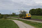 Gleisarbeitsfahrzeug 741 203 war am 4. Mai 2020 bei Grabensttt in Richtung Traunstein unterwegs.