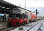 218 497+101 138 mit IC2260 von Hamburg Hbf nach Ostseebad Binz bei der Einfahrt im Rostocker Hbf.03.01.2026
