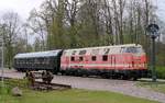 Locon 301(228 656-5) mit Salonwagen als Denkmal. Station Gadebusch 25.04.2018 II