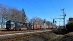 Das entladen beginnt....BeLog/NRail 272 406-0 mit Düngerzug in der Ladestrasse in Jübek.