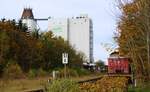 Da versteckt sich die inzwischen durch reichlich Vandalismus beschädigte ehemalige Lok 2 aus Kappeln eine V 60 D, LEW 15632 Bj 1978 am Stellwerk und wartet seit 2019 auf die Abholung durch ihren