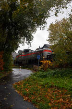 Baustelle Bahnhof Herdorf am 25 Oktober 2025, es schüttete ohne Unterlass, dazu noch heftige Windböen, aber die Arbeiten zur Erneuerung der Weiche 3 und der Rückbau mit Lückenschluss für die drei aufeinander folgenden Weichen 22, 23 und 24 (Erneuerung Anschluss von Weiche 26 an Gleis 4) haben begonnen. So musste ich doch dem widrigen Wetter an die Strecke.

Hier die Vossloh G 12 – 4120 001-7 „Karl August“ (92 80 4120 001-7 D-KAF) der KAF Falkenhahn Bau AG mit einem Schotterzug. Der Zug besteht aus zweiachsigen Niederbordwagen der Gattung Klmos 702 der RailPro. 

Übrigens, die Lok trägt den Namen des Firmengründers Karl August Falkenhahn, der die Baufirma 1919 in Kreuztal gründete. 

Die dieselhydraulische Vossloh G12 wurde 2010 von Vossloh in Kiel unter der Fabriknummer 5001919, als Prototyp gebaut und bereits auf der InnoTrans 2010 präsentiert, 2014 konnte ich sie selbst auf der InnoTrans 2014 als SLG Spitzke G 12 - SP - 012 (92 80 4120 001-7 D-VL) sehen und ablichten. Im Jahr 2017 wurde die Lok an die KAF Falkenhahn Bau AG (Kreuztal) verkauft. Aus Fachkreisen kann man hören, dass es wohl nicht so ein guter Wurf war und so bleibt diese G 12 ein Einzelstück. Lediglich von der diesel-elektrischen Variante (DE 12) wurden bisher 5 Stück gebaut. Die leistungsstärkere Serie G18 / DE 18 ist erheblich erfolgreicher.