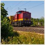   Die 202 330-7 der  EBM Cargo GmbH (ex DR 110 330-8, ex DR 112 330-6) am 20.07.2013 im Bauzugdienst (mit MFS-Wagen) in Katzenfurt  (Lahn-Dill-Kreis) an der KBS 445  Dillstrecke .
