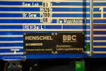 Die Fabrikschilder der Dieselelektrische Versuchslokomotive 202 003-0 „UmAn“ mit neuem Hochgeschwindigkeits-Antrieb und mit Stromlinienkopf, die vierachsige Henschel-BBC DE 2500,