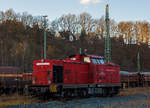 Die 203 007-0 (92 80 1203 007-0 D-BOEG) der BEG - Bocholter Eisenbahngesellschaft mbH (ex DR 110 718-4, ex DR 112 718-2, ex DB 202 718-3, ex 203 006-2), ist am 25.11.2012 in Betzdorf/Sieg abgestellt.

Die DR V 100.1 wurde im Oktober 1974 von LEW (VEB Lokomotivbau Elektrotechnische Werke „Hans Beimler“ Hennigsdorf) unter der Fabriknummer 14419 gebaut und als 110 718-4 an die DR ausgeliefert. Der Umbau in 112 718-2 erfolgte 1986 und 1994 wurde sie dann in DR 202 718-3 umgezeichnet und so auch 1994 in die DB übernommen. Die z-Stellung und Ausmusterung bei der DB erfolgte dann 1998 und ging ans Schienenfahrzeugzentrum Stendal der DB Regio AG.

Im SFZ - Schienenfahrzeugzentrum Stendal wurde sie dann 2002 unter der Fabriknummer 05-06-2002 rekonstruiert, dabei bekam sie einen neuen MTU Dieselmotor vom Typ 12V 4000 R10. Bis 2011 hatte sie dann mehre Eigentümer und Untervermietungsstationen, wobei sie 2007 die neue NVR-Nummer 92 80 1203 007-0 D-DPR bekam, aber noch die Betrieberbezeichnung 203 006-2 trug. Im April 2011 kam sie dann zur BEG - Bocholter Eisenbahngesellschaft mbH, wodurch sie die neue NVR-Nummer 92 80 1203 007-0 D-BOEG bekam, die BEG bezeichnet sie nun auch als 203 007-0. Im Jahr 2013 ging die Lok an die Oak Capital Locolease GmbH (ab 2016 European Wagon Lease Asset GmbH & Co. KGaA) und trägt nun die NVR-Nummer 92 80 1203 007-0 D-OCRM.

TECHNISCHE DATEN:
Hersteller: LEW Hans Beimler
EBA-Nummer ist EBA 01C23K 007.
Spurweite: 1.435 mm (Normalspur)
Achsformel: B'B'
Länge über Puffer: 14.320 mm
Drehzapfenabstand: 7.000 mm
Achsstand im Drehgestell: 2.300 mm
Raddurchmesser: 1.000 mm (neu)
Breite: 3.140 mm
Höchstgeschwindigkeit: 100 km/h 
Dienstgewicht: 64 t
Maximale Radsatzlast:17 t

Motordaten:
Motorhersteller: MTU Friedrichshafen
Motortyp: MTU 12V 4000 R10
Art: 90°-V12- Zylinder- Viertakt-Dieselmotor mit Common-Rail-Einspritzsystem, Abgasturbolader und Ladeluftkühlung
Nennleistung: 1.380 kW (1.876 PS)
Nenndrehzahl: 1.800 U/min
Hubraum: 48,7 Liter (Bohrung-Ø 165 x Hub 190 mm)

Leistungsübertragung: dieselhydraulisch
Anfahrzugkraft: 207 kN
Tankvolumen: 2.200 l
Funkfernsteuerung: Cattron Theimeg
Zugfunk: GSMR-Zugfunk
Zugsicherungseinrichtung: PZB 90 System I80R
Kleinste befahrbarer Gleisbogen: R 80 mm
