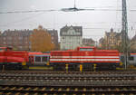 Die V100.01 / 203 213-4 (92 80 1203 213-4 D-HGB) der HGB - Hessische Güterbahn GmbH (Buseck), ex DB 202 573-2, ex DR 112 573-1, ex DR 110 573-3, ist am 12.11.2021 beim Bahnhof Gießen