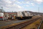 Der nette und freundliche tschechische rangiert seine „weiße Lok“ die 203 915-4 (92 80 1203 915-4 D-RTTS) der Tschechien RailTransport-Stift s.r.o.