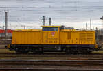 Die 203 315-7 (92 80 1203 315-7 D-DB) der DB Netz AG steht am 21.03.2023 bei Frankfurt am Main (aus einem Zug heraus fotografiert).