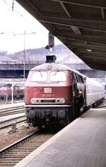 210 005-5 mit Behelfspackwagen und Nahverkehrszug in Ulm im Mai 1980.