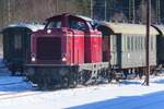 br-211-db-v10010/873548/v-100-1019-steht-mit-deren V 100 1019 steht mit deren Sonderzug nach Titisee abgestellt in Seebrugg und soll innerhalb zwei Stünde losfahren, wird am diesen 30.Dezember 2024 von offenbarer Stelle fotografiert.