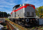 Die 211 054-2 (92 80 1211 054-2 D-KAF) der KAF Falkenhahn Bau AG (Kreuztal) ist am 03 Oktober 2026 beim Rbf Betzdorf/Sieg abgestellt.