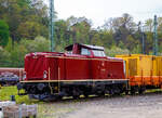 Die 213 335-3 (92 80 1213 335-3 D-NESA), der NeSA Eisenbahn-Betriebsgesellschaft Neckar-Schwarzwald-Alb mbH (Rottweil), ex DB V 100 2335, ist am 29.04.2022, mit der SPENO Schienenschleifeinheit RR 16