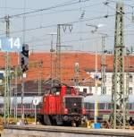   Über die Bahnsteige hinweg im Hbf Nürnberg konnte ich am 01.07.2015 die an die DB Regio AG vermietete 214 014-3 (92 80 1214 014-3 D-ALS) der Alstom Lokomotiven Service, ex DB 212 163-0, ex