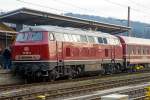
Die RP 215 001-9 (eigentlich 92 80 1225 001-7 D-RPRS) der Railsystems RP GmbH, ex DB 225 001-7, ex DB 215 001-9, am 05.12.2015 im Bahnhof Kreuztal, als Schublok von dem Dampfsonderzug Mnster - Hagen - Gieen - Marburg/Lahn (DPF 79385).

Die V 163 wurde 1968 von Krupp unter der Fabriknummer 4980 gebaut und als 215 001-9 an die Deutsche Bundesbahn geliefert. Im Jahr 2001 erfolgte die Umzeichnung und Umbau der Lok 225 001-7. Die Ausmusterung erfolgte im Dezember 2011. ber ALS - ALSTOM Lokomotiven Service GmbH in Stendal kam sie dann zur Railsystems RP GmbH.

Technische Daten:
Spurweite:  1.435 mm
Achsformel:  B'B'
Lnge:  16.400 mm
Drehzapfenabstand:  8.600 mm
Drehgestellachsstand:  2.800 mm
Gesamtradstand: 11.400 mm
Gewicht: 80 Tonnen
Radsatzfahrmasse:  20,0 Tonnen
Hchstgeschwindigkeit: 130 km/h 
Motorentyp: MTU MA 12V 956 TB (ein V12-Zylinder-Turbo- Diesel-Motor, MA = ursprnglich MAN Konstruktion)
Dauerleistung: 1.840 kW (2.500 PS)
Nenndrehzahl: 1500 min-1
Leistungsbertragung: hydraulisch 
Getriebe: Voith L 820 rs  
Tankinhalte: 3.050 l (Kraftstoff) / 2.850 l (Wasser) / 690 l (Heizl) / 320 kg Sand

