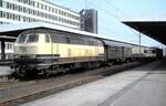 216 180-0 mit Gepäckumbauwagen mit Schwanenhalsdrehgestellen, daneben ein 515 in Braunschweig am 28.04.1980.