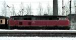 216 068-7 in Braunschweig - Ja, es ist eine Diesellok, auch wenn diese vorn dampft (Dampfheizung) und oben auf dem Dach ein Pantograph sichtbar ist von einer Ellok, die hinter der Lok steht.