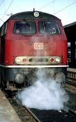 216 062-0 mit hohem Dampfdruck im Heizkessel in Braunschweig am 2402.1983.