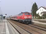 218 461-2 f�hrt mit den RE32615 M�nchen HBF in Buchloe ein.