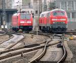 Lokwechsel 218 464-6 und eine weitere 218 rangieren in die Abstellgruppe, während 146 207-8 bereit steht, um einen Zug auf der elektrifizierten Strecke navh Stuttgart zu übernehmen, in Ulm