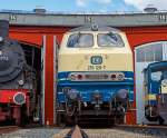 
In ozeanblau/beige die 218 128-7 am 05.04.2015 im Südwestfälische Eisenbahnmuseum in Siegen. 

Die V 164 wurde 1971/72 bei Krupp unter der Fabriknummer 5149 gebaut und an die DB geliefert, von 2007 bis 2010 hatte sie die NVR-Nummer 92 80 1218 128-7 D-DB, jetziger Eigentümer Verein zur Erhaltung historischer Lokomotiven e.V..