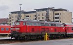 . Notschuss. Gerade aus dem Zug ausgestiegen brüllt Lok 218 436-4 auch schon loss und schiebt ihren Zug aus dem Bahnhof Friedrichshafen in Richtung Lindau. (Sandwidchbetrieb). 19.06.2016 