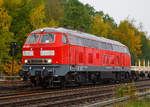   Die 218 485-1 (92 80 1218 485-1 D-AIX) der AIXrail GmbH ist am 20.10.2020 mit einem Flachwagenzug im Bahnhof Herdorf.