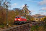   Die 218 485-1 (92 80 1218 485-1 D-AIX) der AIXrail GmbH mit einem mit Altschotter beladenen Flachwagenzug verlässt am 04.11.2020 den Bahnhof Herdorf.