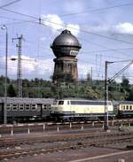 218 vor Wasserturm in Bebra am 17.05.1981.
