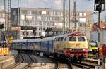 218 105-7 von NeSA mit dem FEX-Zug aus Singen in Ulm am 30.07.2022.