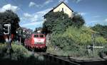 218 196-4 in Ulm mit einem Nahverkahrszug aus Langenau kommend am 08.08.1998.