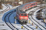 218 256-6 mit Nahverkehrzug in Ulm am 21.12.2006.