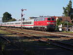 218 483-6 mit IC 2013 Allgäu in Vöhringen auf der Illertalbahn am 24.09.2021.