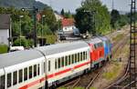 218 056-1 der Schlumpf der PRESS-Bahn und eine rote 218 der DB mit IC 2013 Allgäu auf dem Weg nach Oberstdorf in Vöhringen am 17-07-2023.