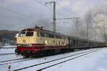 NeSa 218 105 schiebt der Dreikönigsdampfzug aus Titisee nach Rottweil und auch die Sonne verabschiedet sich am 3 Januar 2026.