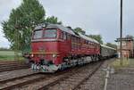 Der Arnstadter Taigatrommel 120 274 rangiert am 22 Augustus 2026 mit einige ex-DR ReKo Wagen ins Bw Chemnitz-Hilbersdorf w�hrend das 33.Heizhausfest dort. Die Wagen sollen sp�ter mit ein andere Taigatrommel ein Parallelfahrt mit ein Dampfzug machen z ...