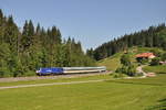 1223 015-9 zog am 13.06.2020 den ALX84107 nach München Hbf und konnte dabei in Oberstaufen fotografiert werden.