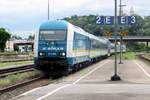 ALEX 223 068 treft am 27 Mai 2022 in Schwandorf ein, wo deren Zug geteilt wird: die 1. drei Wagen verfolgen den Weg mit 223 068 nach Plzen über Furth-im-Wald, die letzte drei gehen weiter nach Hof.