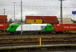 Die ER 20-02 alias 223 101-7 (92 80 1223 101-7 D-SRA) der Salzburger Eisenbahn TransportLogistik GmbH steht am 17.04.2023 mit einem Containerzug beim  Container Terminal Hof (CTH).