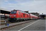 Die DB 245 037 wartet mit einem IRE in Lindau auf die Abfahrt nach Laupheim West.
